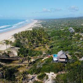 Travessia Beach Lodge، فندق في إنهامبان