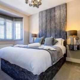 Stylish 3 Bed Apartment Sleeps 6, hotel i Croxley Green