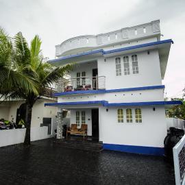 SR Lakefront Villa & Luxury houseboats