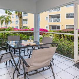 Regal Beach Club #214 - 2BR Ocean View 7 Mile Beach, hotel in Seven Mile Beach
