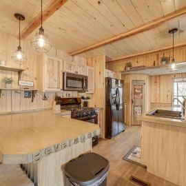 Private Beach & Fishing Pond! Eufaula Family Cabin, hotel i Eufaula