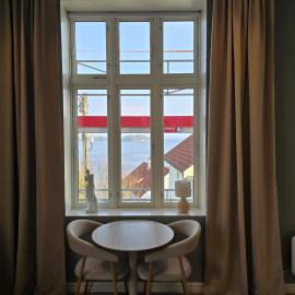 Studio apartment in the city center, beautiful sea view, hotel v destinácii Stord