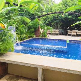 4 BHK villa with private Jacuzzi & Shared pool- Anjuna, hotel ad Anjuna