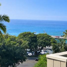 Luxury condo, side ocean view walk to town، فندق في كيلوا كونا