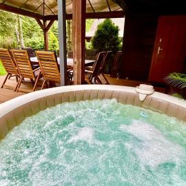 Pogorzelec में, होटल Leśny Domek Leniwiec z jacuzzi i kominkiem blisko rzeki