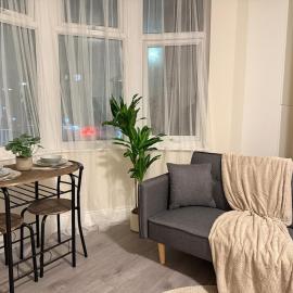 Stylish New Flat - 2 mins walk to Elizabeth Line, Hotel in Goodmayes