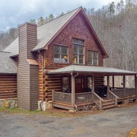 Hot Tub, Pool Table! Luxury Log Cabin in Franklin