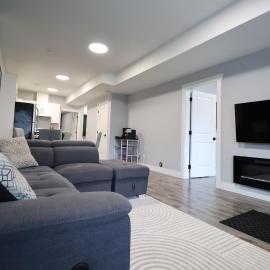 Modern 3BR - Patio - Fireplace - Self Check-in, hotel i Mission