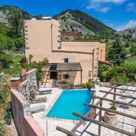 Traditional Villa with pool in Sfakia، فندق في Ímbros
