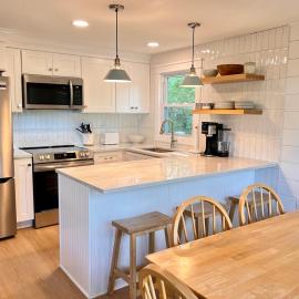 Sleeps 10, Approx 1 Mile to the Beach, Fully Renovated in 2025