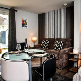Swansea Gateway Studio with Garden fast WiFi & parking included
