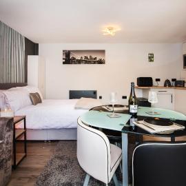 Swansea Gateway Studio with Garden fast WiFi & parking included
