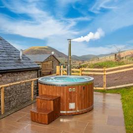 Dew Cottage with Hot Tub – hotel w mieście Crickhowell