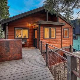Amazing Lake Views, Hot Tub, & Two Living Rooms, hotell sihtkohas Truckee