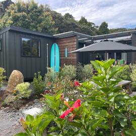 Beach Bach Whangaumu Bay Tutukaka, hotel a Tutukaka