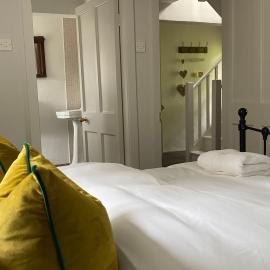 Romantic Countryside Retreat at Legan Castle Farmhouse with Hot Tub, hotel in Thomastown