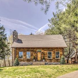 Luxury Lakefront Cabin, Hotel in Castalian Springs
