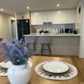 3 BD Penthouse with Private Balcony in Penrith, hotel in Penrith