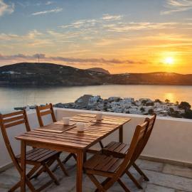 Livadi villa with seaviews walk to town & beach, hotel in Livadi