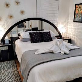 Deco Studio Retreat with Fireplace, WiFi, Queen Bed