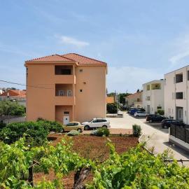 Apartments with parking space Trogir - 25305, хотел в Трогир