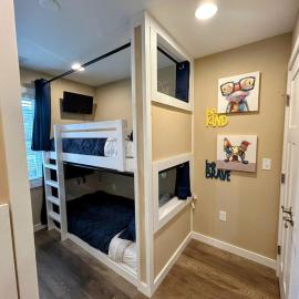 Urban Retreat Downtown Gem, Walk Everywhere, Custom Bunk Room, Hot Tub, Train & Mountain View, Near National Park Entrance: Bryson City şehrinde bir otel