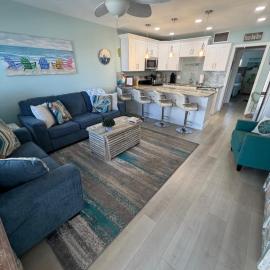 Beachfront Condo On Quiet Treasure Island- 1 Bed, hotel in St. Pete Beach