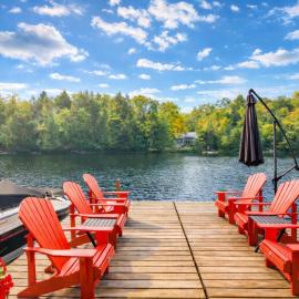 Moon River Cottage in Bala with BBQ, Canoes & Kayaks, hotel in MacTier