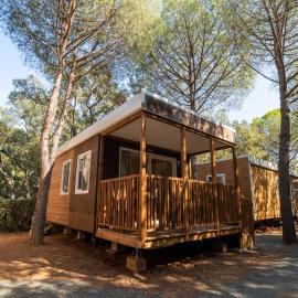 Mobilhome im Ferienpark mit grosser Poolanlage