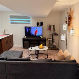 Cozy and Stylish Private Basement Suite, hotel em Winnipeg