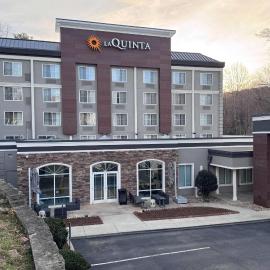 La Quinta Inn & Suites by Wyndham Downtown Asheville, отель в городе Ашвилл