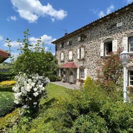Maison de caractère au cœur du village - FR-1-582-546