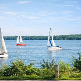 Barrie में, होटल Luxury Lakeview Stay with Jacuzzi in Downtown Barrie