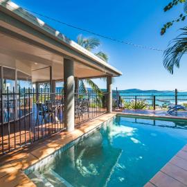 Coral Sea Retreat - Holiday Home with Ocean Views