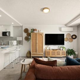 Classic Coastal Escape - 1 Bedroom Ocean Views, Hotel in Maroochydore