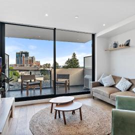 One Bed Apartment Close to Cafes and Coast