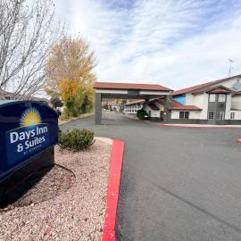 Flagstaff में, होटल Days Inn & Suites by Wyndham Flagstaff I-40