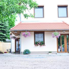 Páva Apartmanház, hotel di Mako