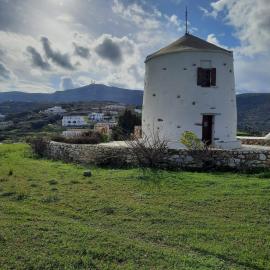 Paros Traditional Windmill in Lefkes, hôtel à Lefkes