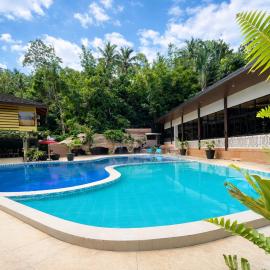 Kamayan sa Palaisdaan Hotel and Resort Quezon, מלון בLucban
