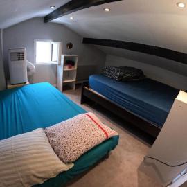 Chambre 4 personnes 2 lits proche métro 5 - salle de bain, toilettes et cuisine sont commune, hotell i Bobigny