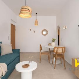 Sun-Splashed Top-Floor APT with Seaview and Jacuzzi!, hotel u gradu 'Vari'