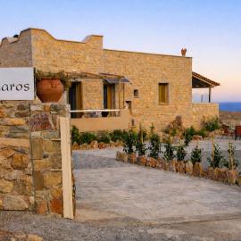 Tainaros Rooms - Beachfront Cozy Getaways, hotel in Kokkinoyió