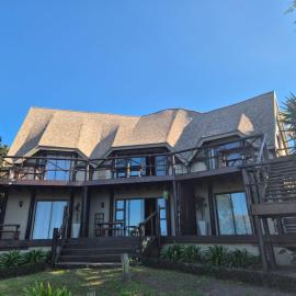 The Birdhouse Bed & Breakfast #NO Loadshedding #Solar Energy, hotel in Gonubie