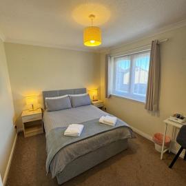 Comfortable double room with own bathroom, hotel in Inshes
