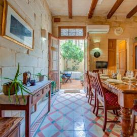 Timeless 3BR Sliema Townhouse with Hot Tub, Hotel in Sliema