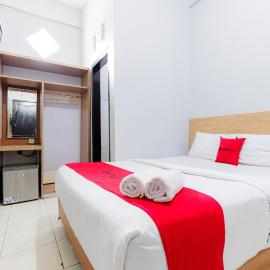RedDoorz Plus near Malang Town Square