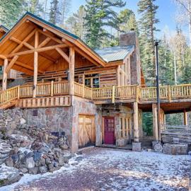 Hot Tub & Mtn Views: Woodsy Cabin in Greer, Hotel in Greer