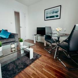 Modern 2 bed 1st Floor Apartment by Jesswood Properties Parking Wi-fi
