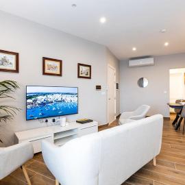 V86 - Charming 1 Bedroom Isla Duplex Apt with Harbour Views, hotel u gradu 'Senglea'